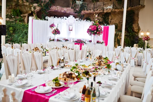 Fantastiska bröllop tabell i rosa stil med blommor och livsmedel — Stockfoto