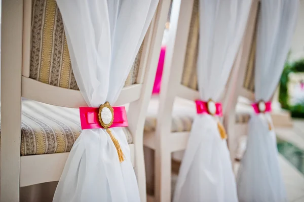 Sillas de boda con lazo rosa y broche — Foto de Stock