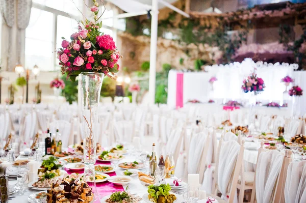 Vaas met bloemen op tafel van quests op bruiloft restaurant — Stockfoto