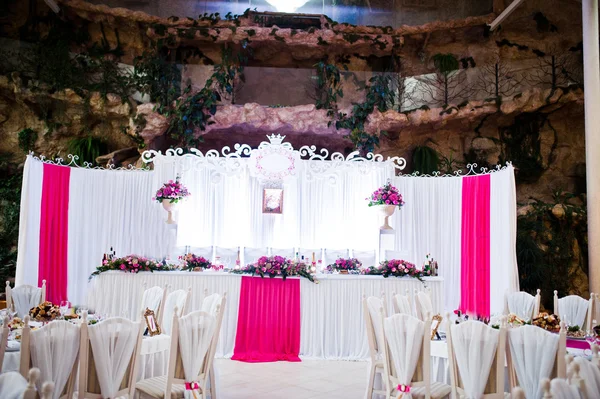Increíble mesa de boda en estilo rosa con flores y alimentos — Foto de Stock