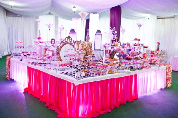 Impresionante recepción de la boda de comida y bebida con varios li rosa — Foto de Stock