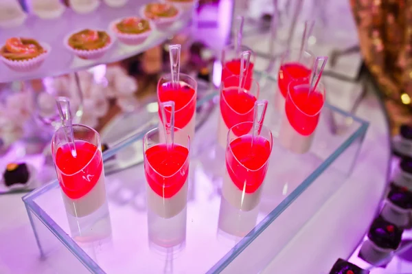 Impresionante recepción de la boda de comida y bebida con varios li rosa —  Fotos de Stock
