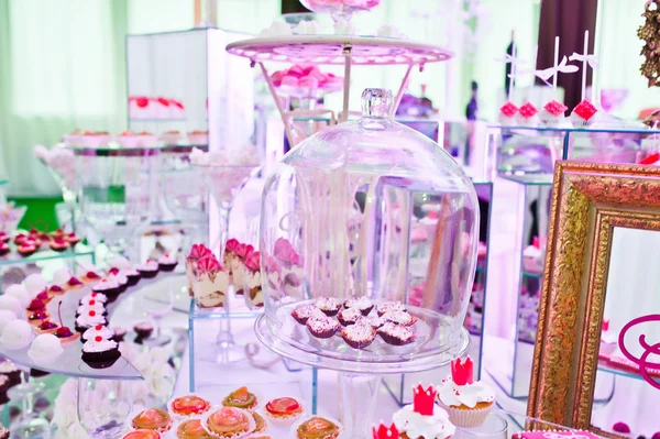 Úžasné svatební hostinu jídlo a nápoje s různými růžová m — Stock fotografie