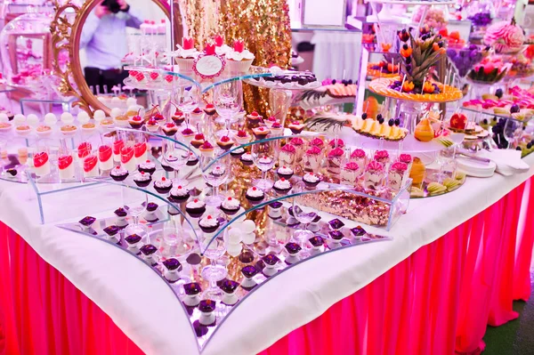 令人敬畏的婚礼招待会的食物和饮料和各种粉红色李 — 图库照片