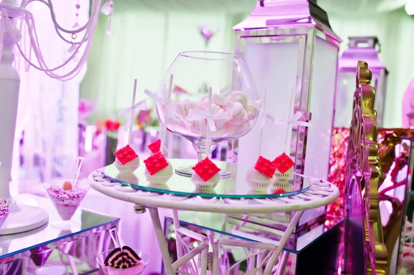 Recepção de casamento impressionante de comida e bebida com vários li rosa — Fotografia de Stock