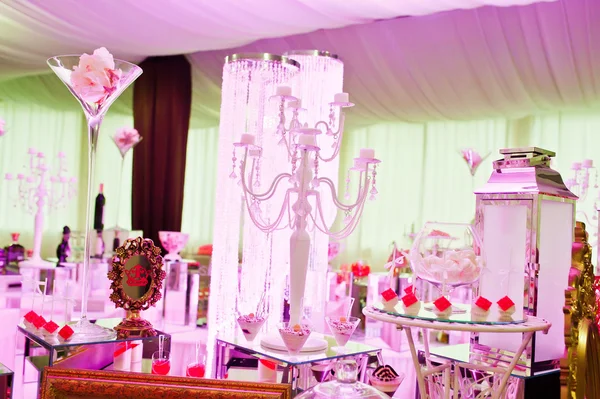 Φοβερό γαμήλια δεξίωση των τροφίμων και ποτών με διάφορες ροζ li — Φωτογραφία Αρχείου