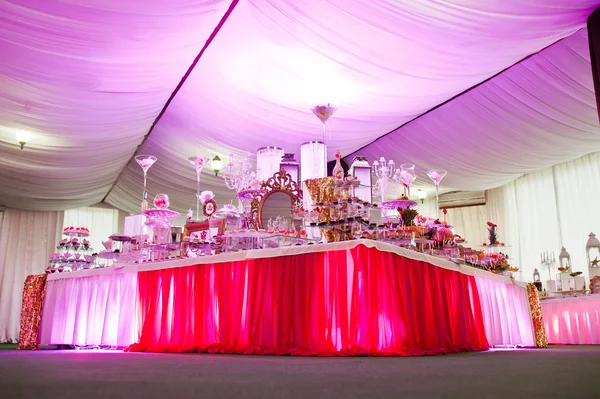 Impresionante recepción de la boda de comida y bebida con varios li rosa — Foto de Stock