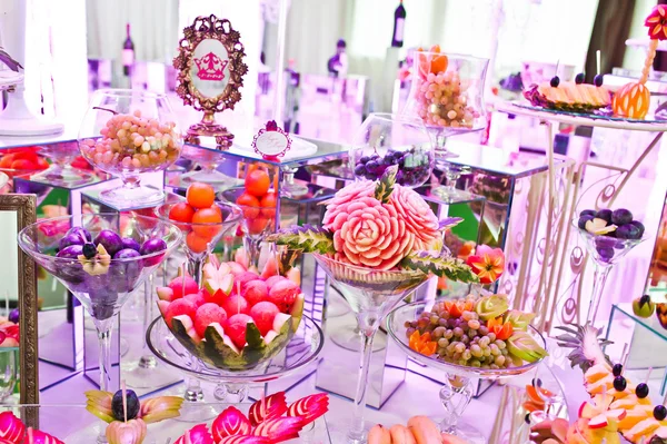 Niesamowite wesele jedzenia i picia z różnych li różowy — Zdjęcie stockowe