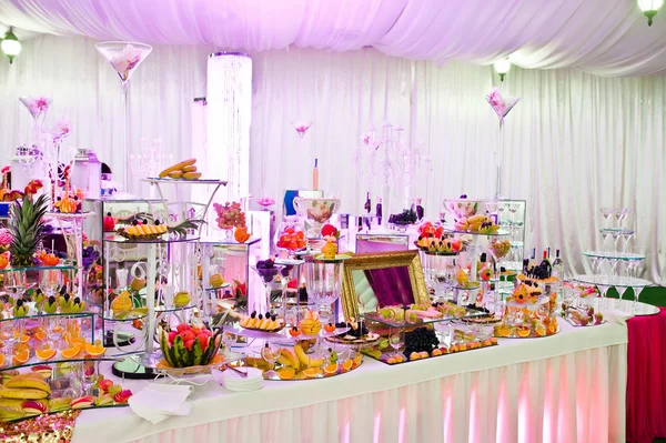 Ricevimento di nozze incredibile di cibo e bevande con vari li rosa — Foto Stock