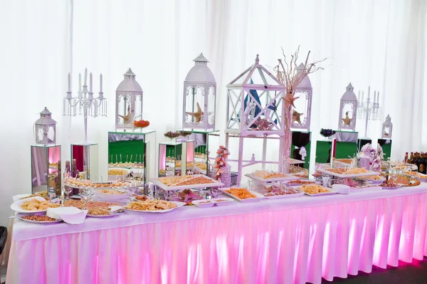 Az élelmiszer- és ital különböző rózsaszín li félelmetes esküvő — Stock Fotó