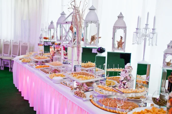 Niesamowite wesele jedzenia i picia z różnych li różowy — Zdjęcie stockowe
