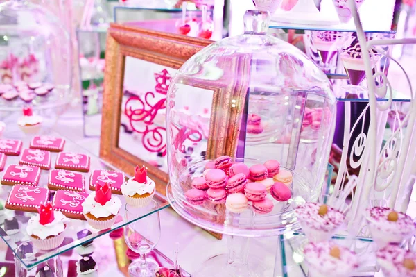 令人敬畏的婚礼招待会的食物和饮料和各种粉红色李 — 图库照片