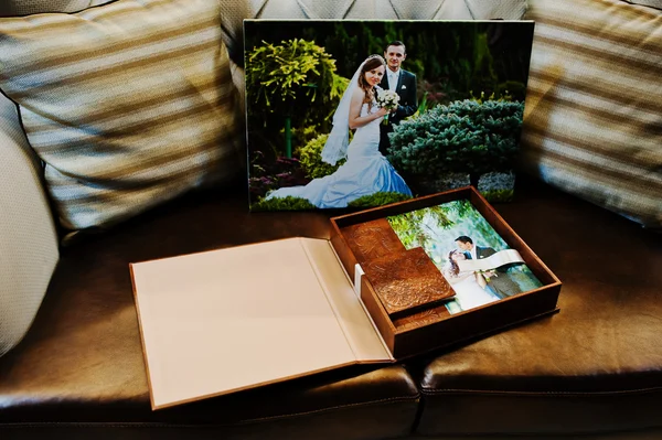 Brown leather wedding book and album with big picture on canvas — Stock Photo, Image