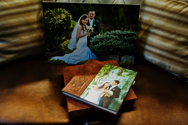 Brunt läder bröllop bok och med stor bild på duk — Stockfoto