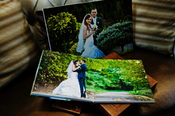 Hochzeitsbuch und Album aus braunem Leder mit großem Bild auf Leinwand — Stockfoto