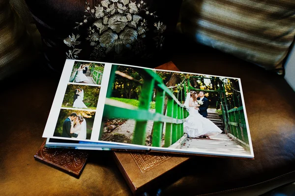 茶色の革の結婚式本とアルバムの二重ページ — ストック写真