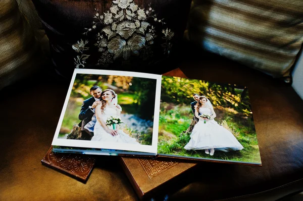 Podwójne strony brązowe skórzane ślub książki i płyty — Zdjęcie stockowe