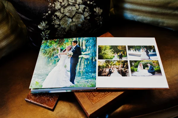 Páginas duplas de couro marrom livro de casamento e álbum — Fotografia de Stock