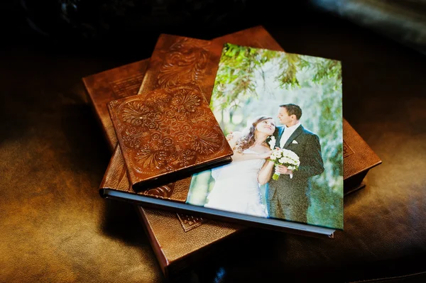 Brown livro de casamento de couro e álbum — Fotografia de Stock