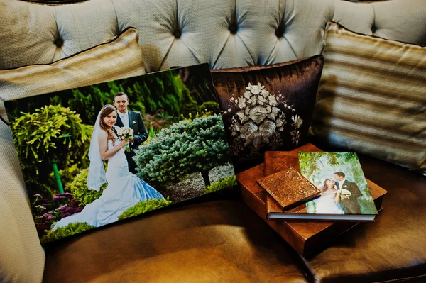 Carte de nunta din piele maro si album cu imagine de ansamblu pe panza — Fotografie, imagine de stoc