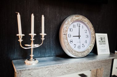 Vintage şamdan ile gümüş saat 9 AM