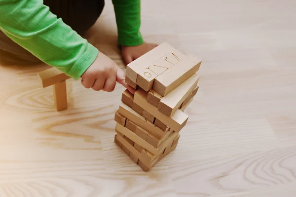 Ruka dítěte, kteří hráli vývojové dřevěných bloků Evesham — Stock fotografie