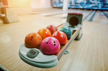 Renkli bowling topları kase Asansör adlı bir grup