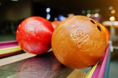 İki renkli bowling topları sayının 13 ve 12