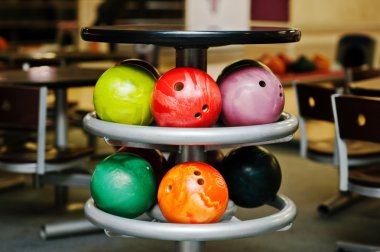 Bowling depolamak masada için birçok renkli toplar