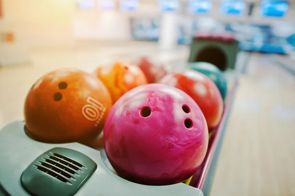 Eine Gruppe farbenfroher Bowlingbälle am Bowlinglift — Stockfoto