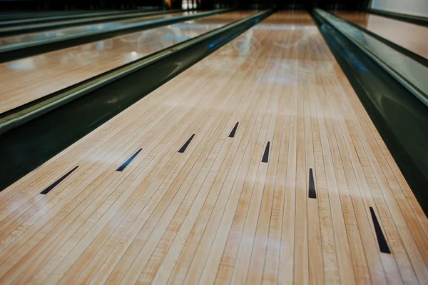 Bowling pavimento in legno con corsia — Foto Stock