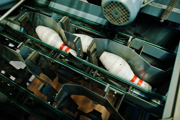 Bowling pinnen bij bowling machine — Stockfoto