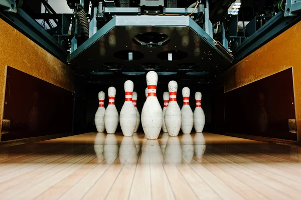 Dieci spilli bianchi in una pista da bowling — Foto Stock