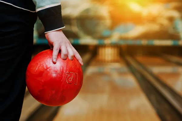 Bowlingball bei der Hand des Mannes Hintergrund Bowlingbahn — Stockfoto