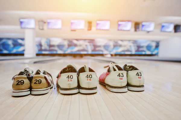 Tre paia di scarpe da bowling — Foto Stock