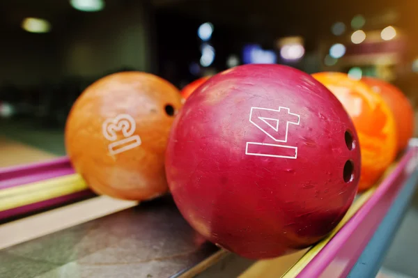 Due palle da bowling colorate dei numeri 14 e 13 — Foto Stock