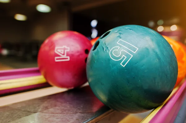 Två färgade bowling bollar av nummer 15 och 14 — Stockfoto