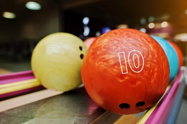 数 10 と 9 の 2 色のボウリング ボール — ストック写真