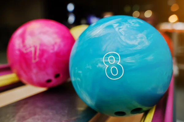 Duas bolas de bowling coloridas dos números 8 e 7. Bola de crianças para bowli — Fotografia de Stock