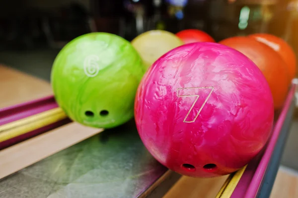 Δύο χρωματιστές μπάλες μπόουλινγκ του αριθμού 7 και 6. Τα παιδιά μπάλα για bowli — Φωτογραφία Αρχείου