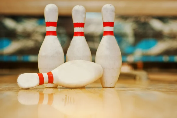 Quattro spilli a bowling vicolo di legno — Foto Stock