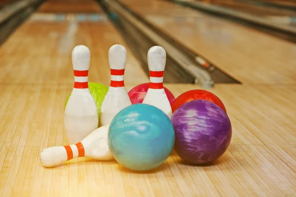 Vier Pins mit fünf Bowlingkugeln — Stockfoto