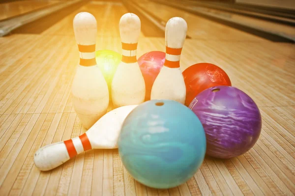 Vier Pins mit fünf Bowlingkugeln — Stockfoto