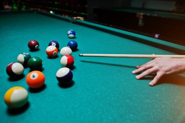 Topları ateş için elini adam Bilardo işaret tutan