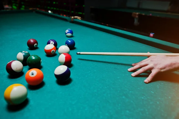 Hand man holding billiard cue to shoot balls — Stock Photo, Image