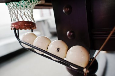 Havuz bilardo topu deliğe