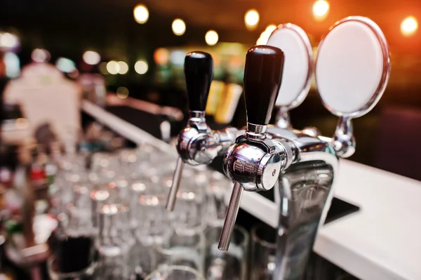 Bira musluk arka plan ışık barda yakın çekim — Stok fotoğraf