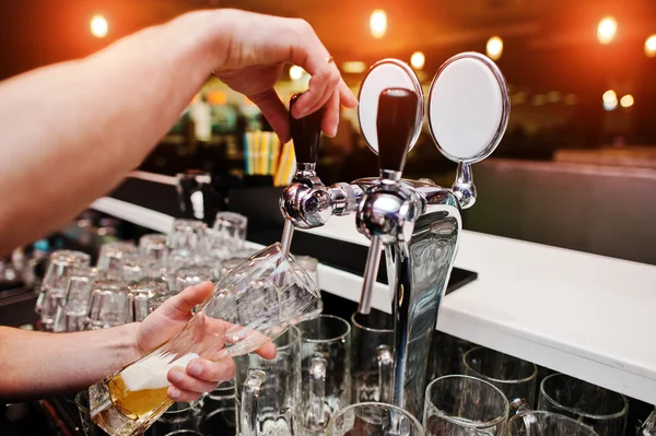 Barmen el bira musluk, yakın çekim — Stok fotoğraf