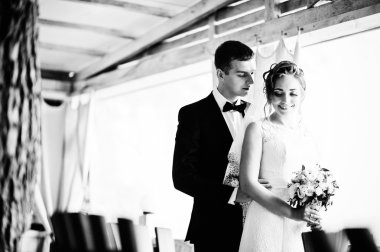 Evlilik çift ahşap café'de sarılma