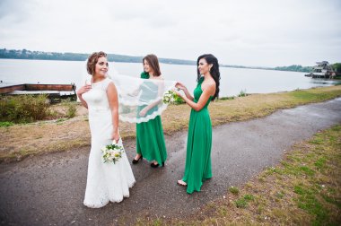 Yeşil elbise iki nedime gelinle